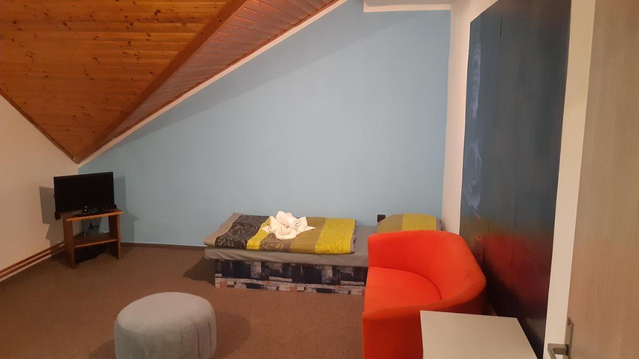 Budha Apartma Jirikov  المظهر الخارجي الصورة